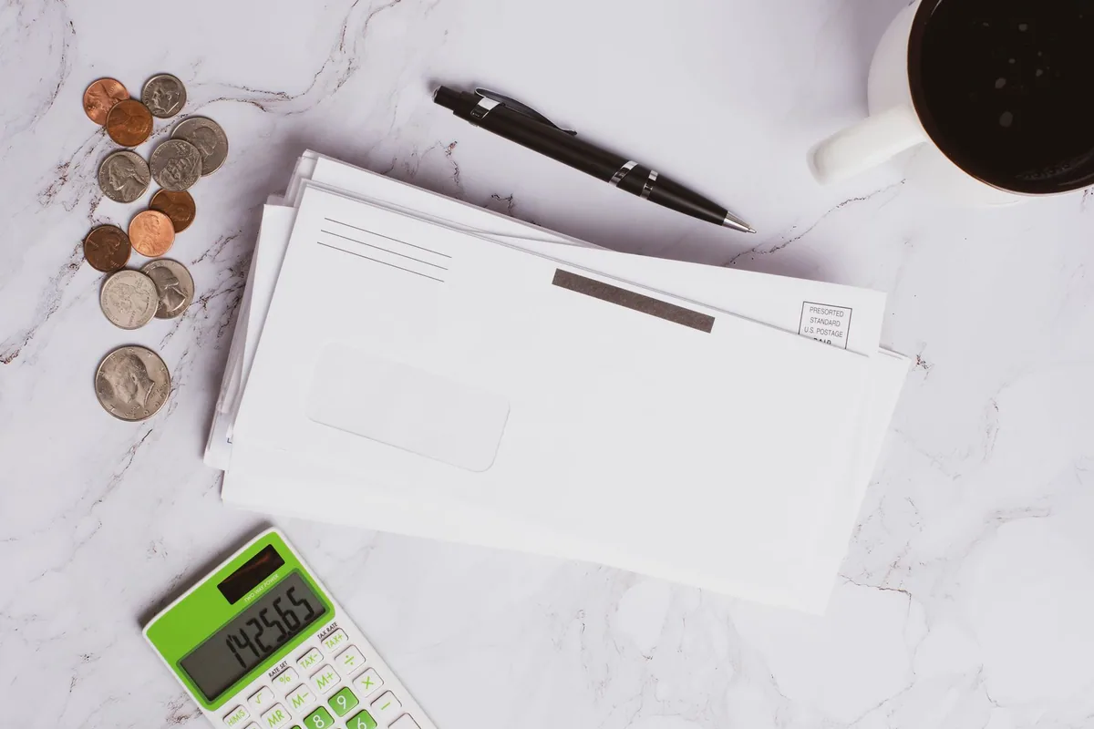 Primero distinguimos el dinero que espera del dinero que trabaja