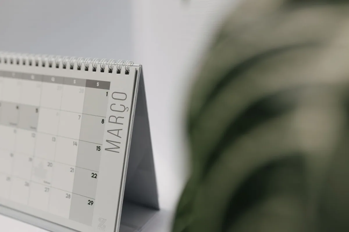 Documento de depósito a plazo junto a un calendario de seis meses
