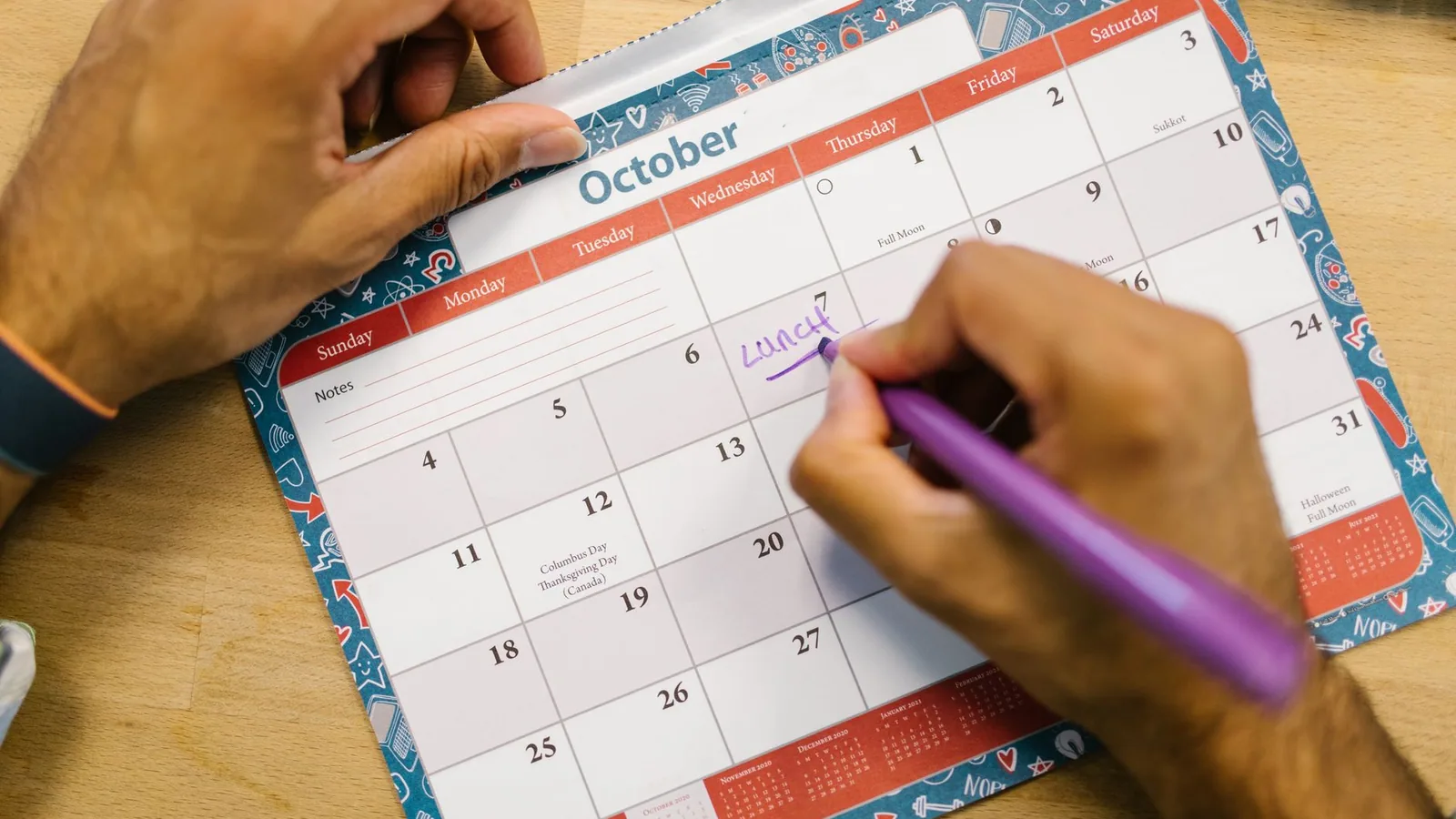 Calendario anual con escenarios de gastos y ahorro marcados