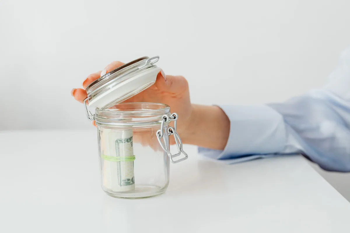 Carpeta con una síntesis de criterios para revisar el ahorro